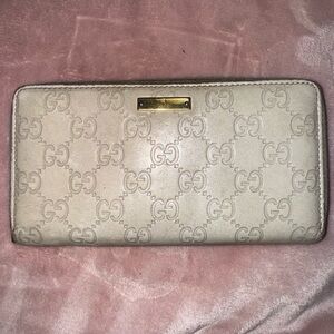 🎁AUTHENTIC🎁 Gucci monogram, leather Cream long Wallet